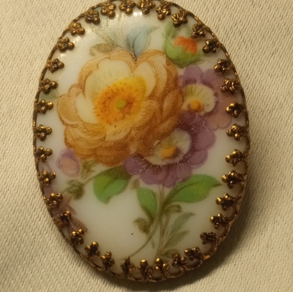 Vintage Floral Brooch with Gold Detailing